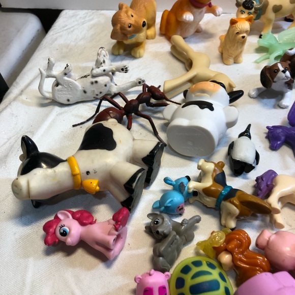 Junk Lot Of 72 Toy Animal Figurines Cows, Cats, Horses, Dogs, pigs, - Picture 5 of 9